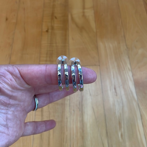 Sterling silver hammered hoop, earrings - Picture 2 of 3